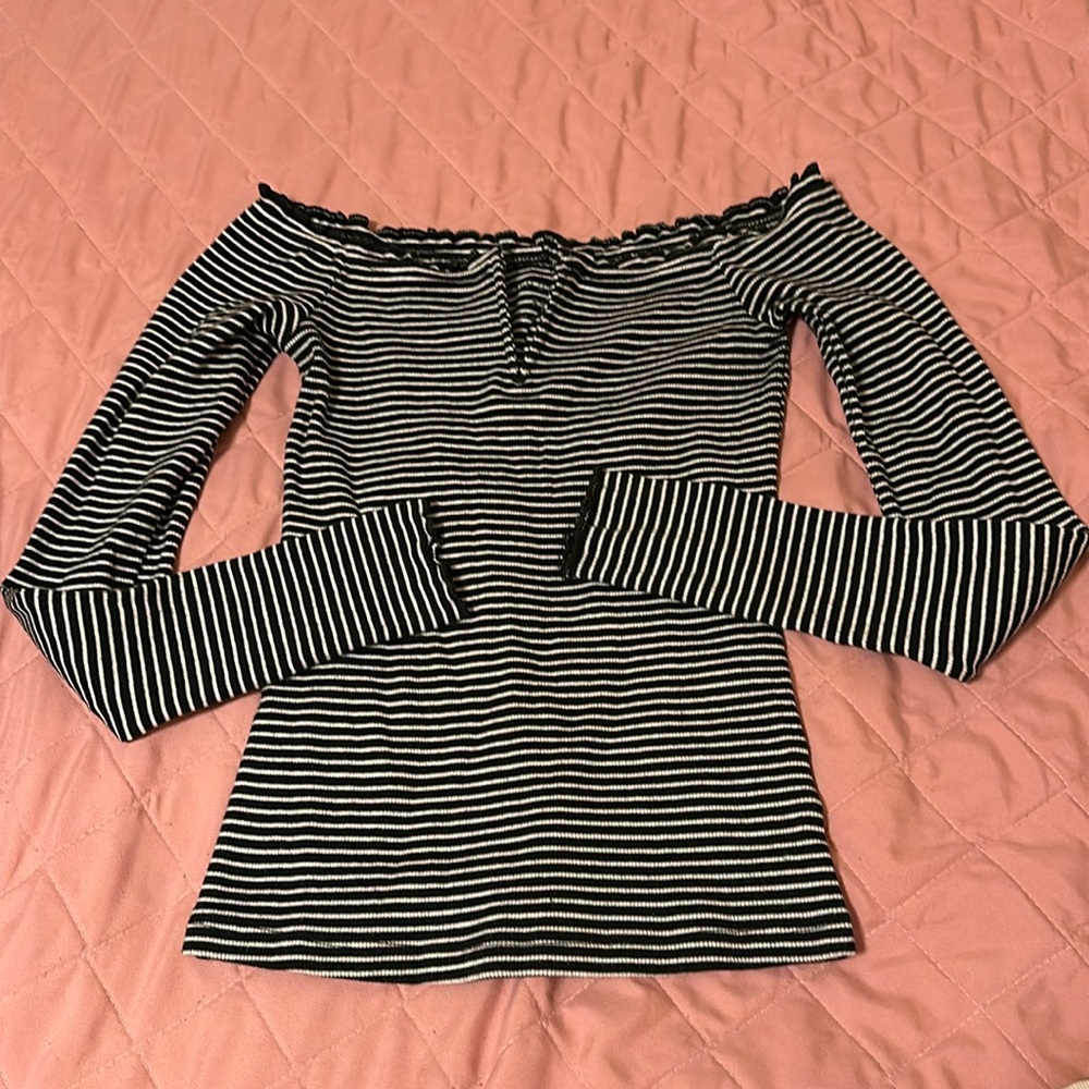 Selling this cute off the shoulder long sleeve Top!!
